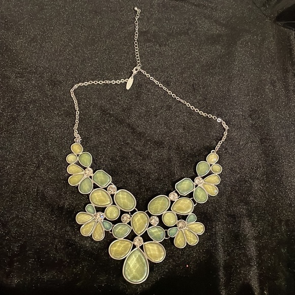 Statement necklace in light blue and green with rhinestones - Picture 5 of 5